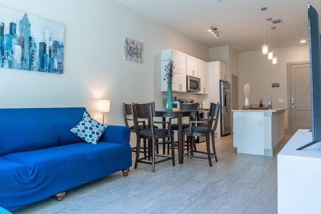 Beautiful Riverwalk Apt With Full Amenities, King Bed & Free Parking San Antonio Buitenkant foto