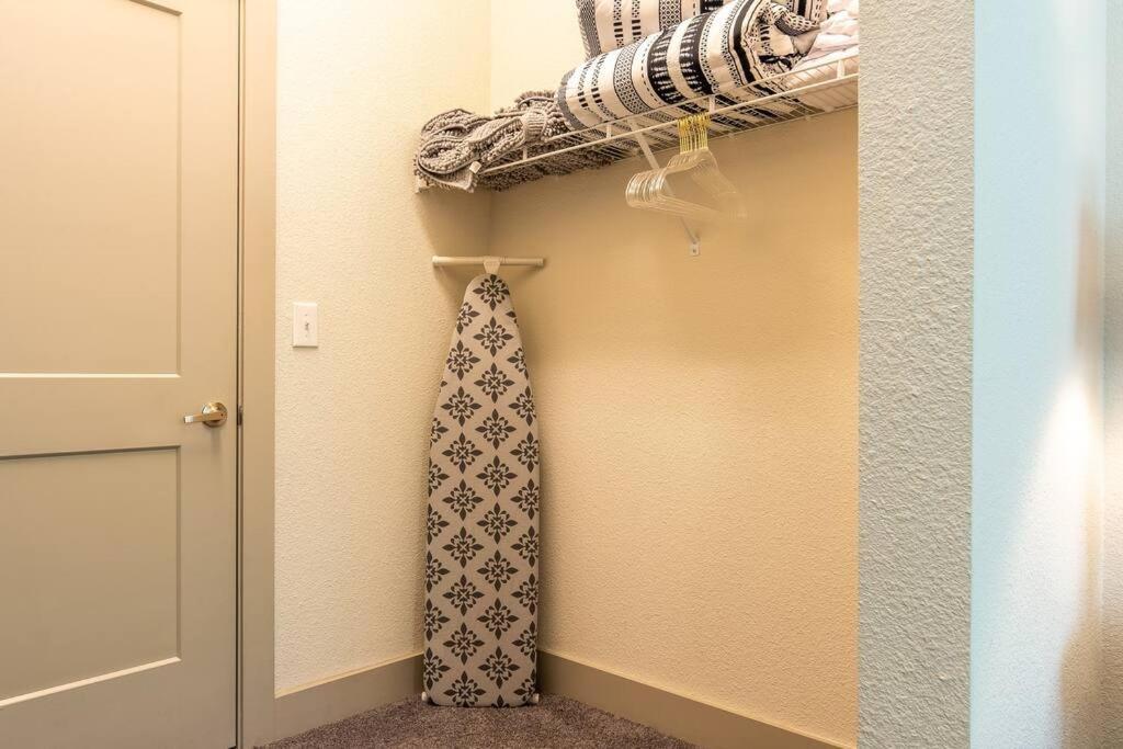 Beautiful Riverwalk Apt With Full Amenities, King Bed & Free Parking San Antonio Buitenkant foto