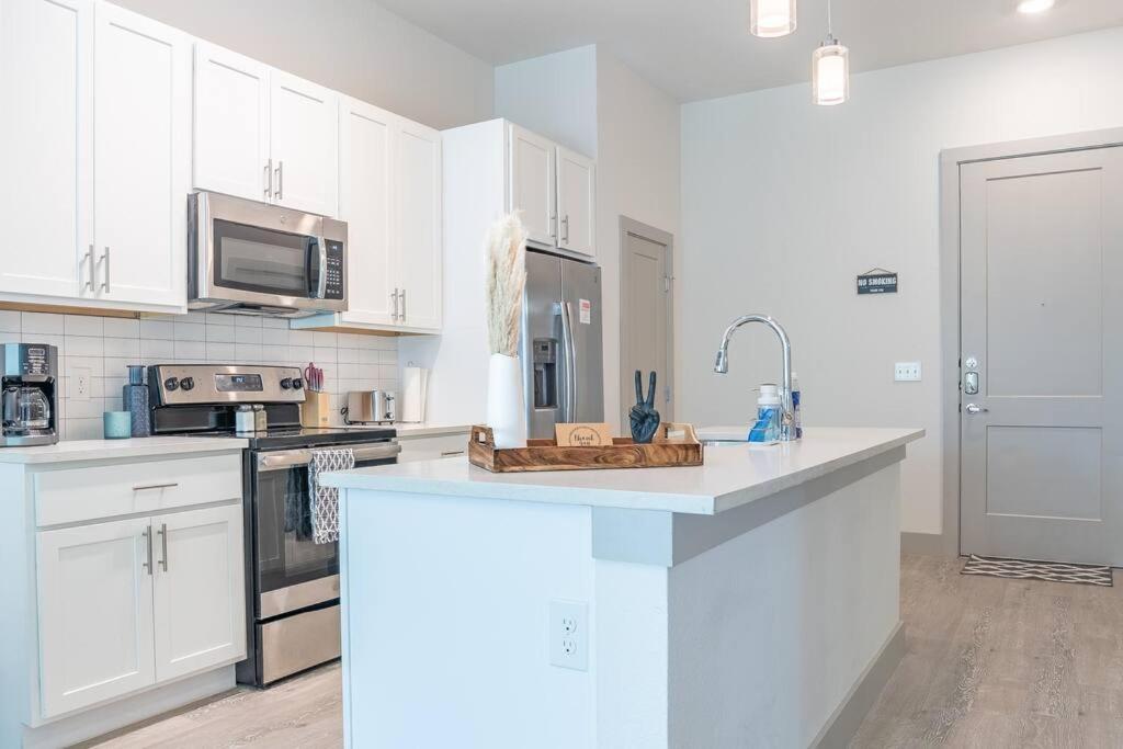 Beautiful Riverwalk Apt With Full Amenities, King Bed & Free Parking San Antonio Buitenkant foto