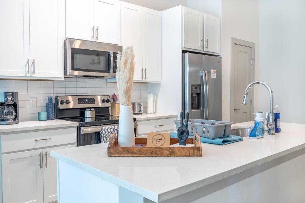 Beautiful Riverwalk Apt With Full Amenities, King Bed & Free Parking San Antonio Buitenkant foto