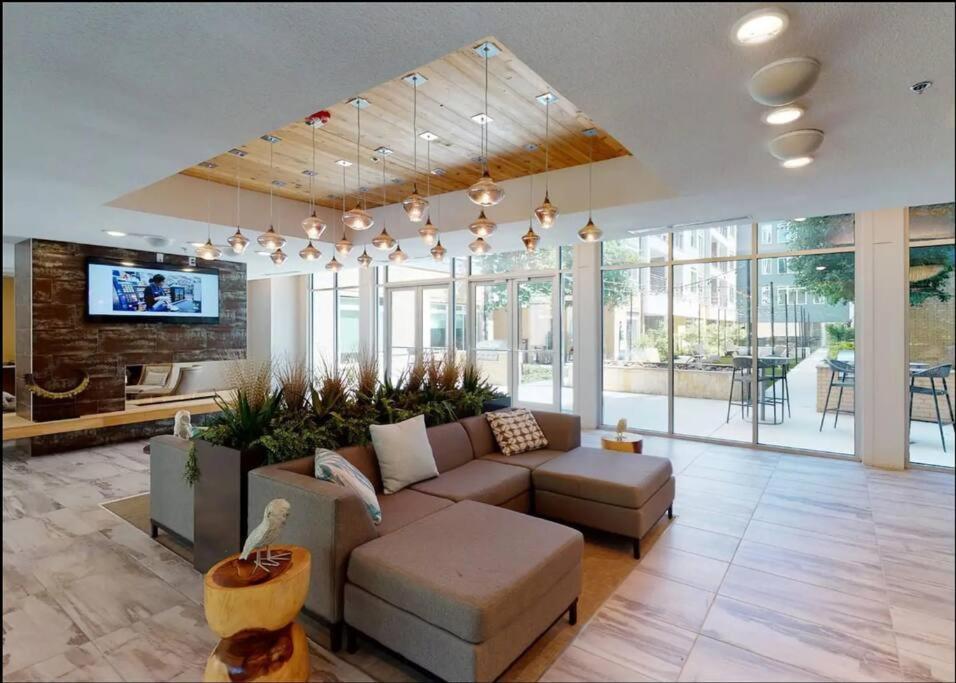 Beautiful Riverwalk Apt With Full Amenities, King Bed & Free Parking San Antonio Buitenkant foto