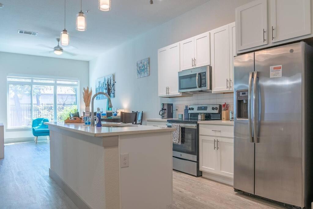 Beautiful Riverwalk Apt With Full Amenities, King Bed & Free Parking San Antonio Buitenkant foto