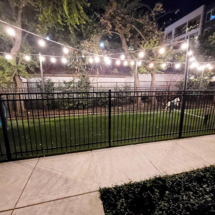 Beautiful Riverwalk Apt With Full Amenities, King Bed & Free Parking San Antonio Buitenkant foto