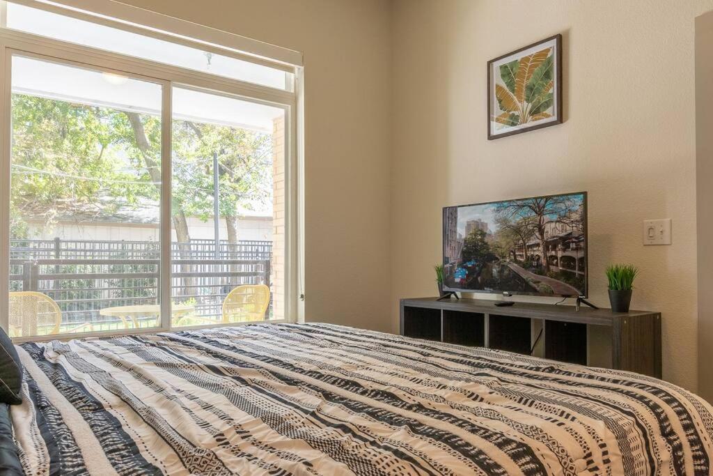 Beautiful Riverwalk Apt With Full Amenities, King Bed & Free Parking San Antonio Buitenkant foto