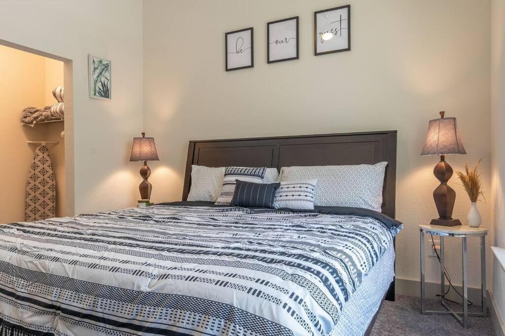 Beautiful Riverwalk Apt With Full Amenities, King Bed & Free Parking San Antonio Buitenkant foto