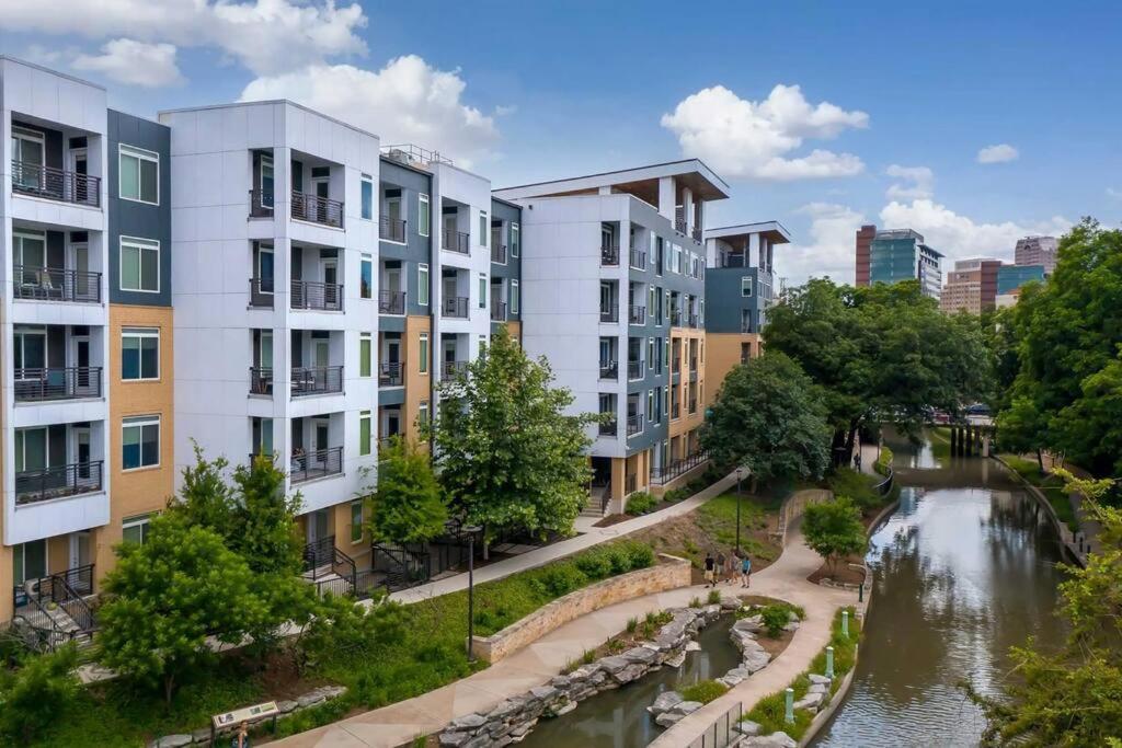 Beautiful Riverwalk Apt With Full Amenities, King Bed & Free Parking San Antonio Buitenkant foto