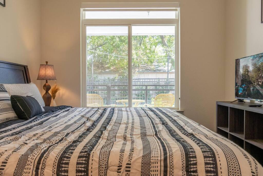 Beautiful Riverwalk Apt With Full Amenities, King Bed & Free Parking San Antonio Buitenkant foto