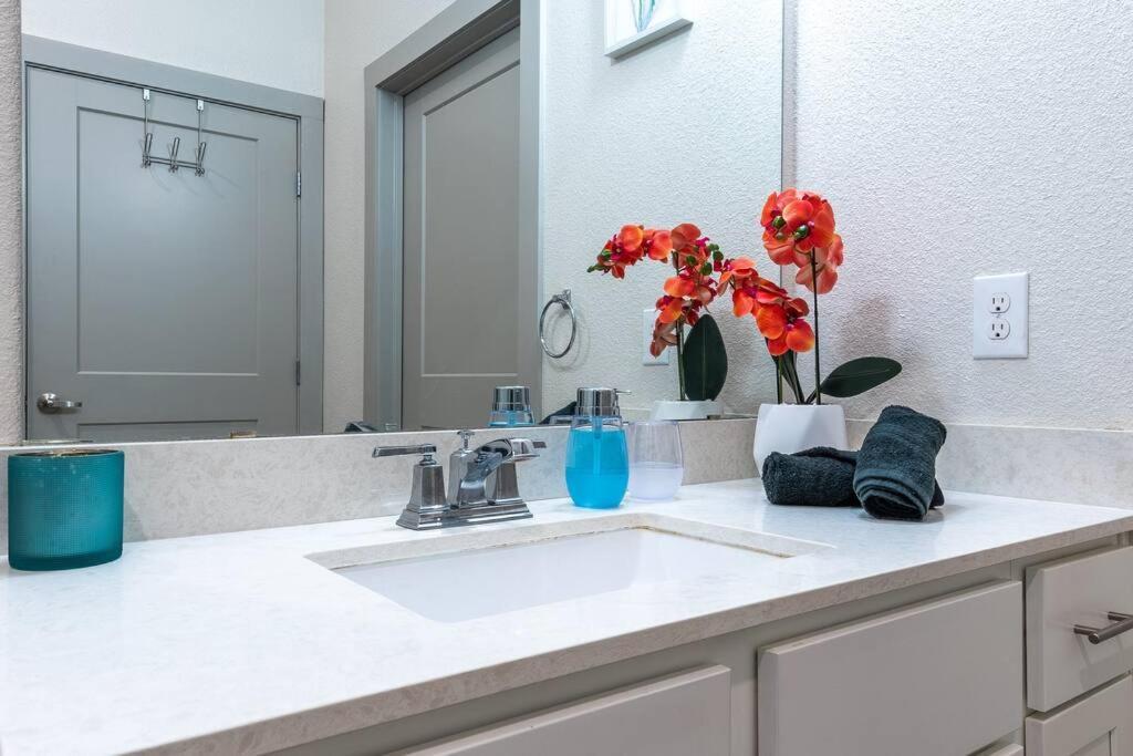 Beautiful Riverwalk Apt With Full Amenities, King Bed & Free Parking San Antonio Buitenkant foto