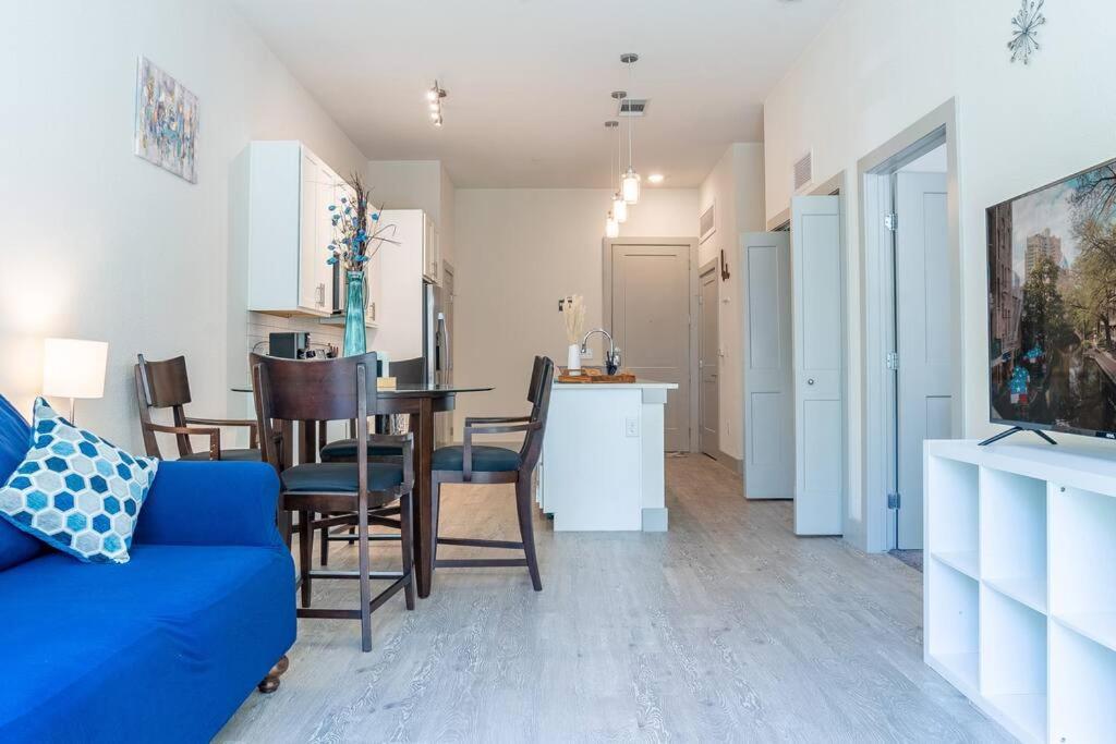 Beautiful Riverwalk Apt With Full Amenities, King Bed & Free Parking San Antonio Buitenkant foto