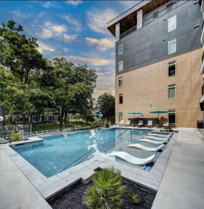 Beautiful Riverwalk Apt With Full Amenities, King Bed & Free Parking San Antonio Buitenkant foto