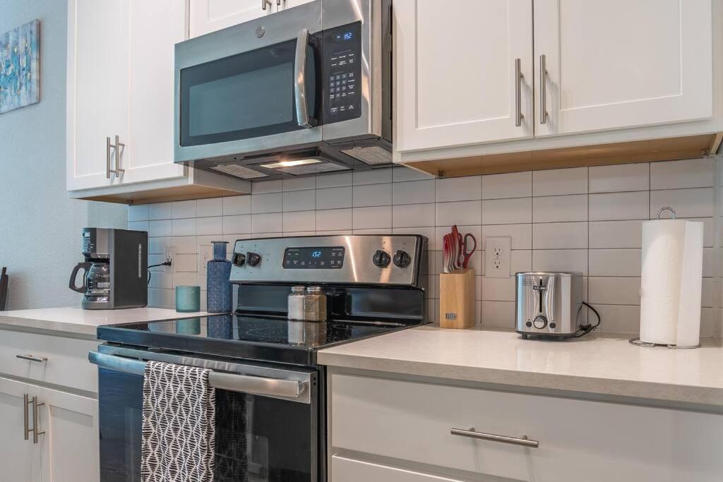 Beautiful Riverwalk Apt With Full Amenities, King Bed & Free Parking San Antonio Buitenkant foto