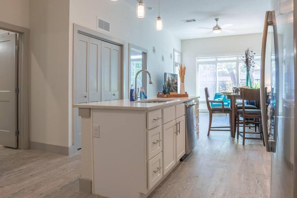 Beautiful Riverwalk Apt With Full Amenities, King Bed & Free Parking San Antonio Buitenkant foto